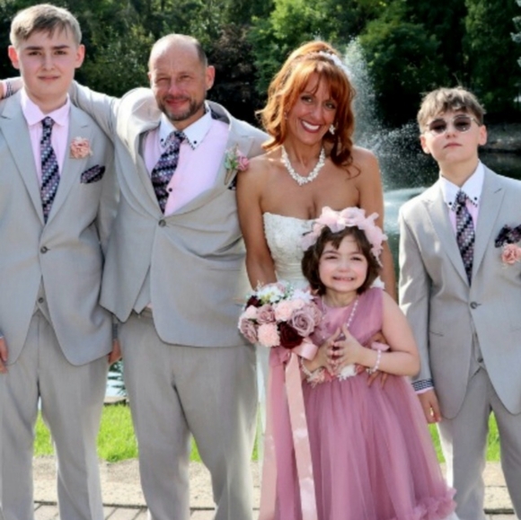 DRESSED BY ROBYN SHARE SHOW - Picture 3 of 4